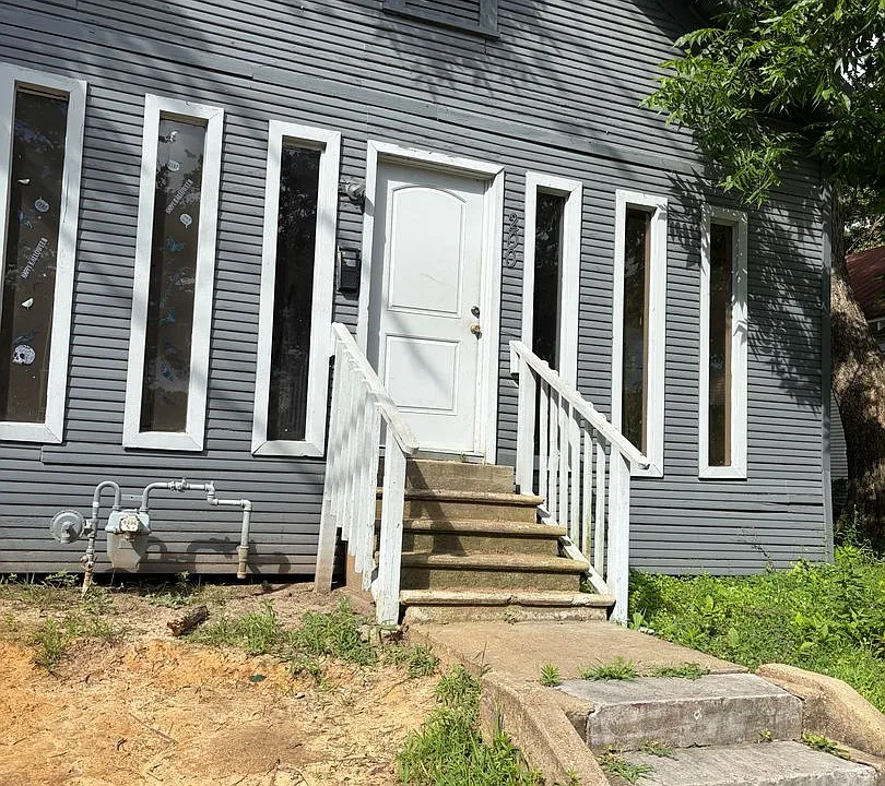 200 Reagan St
