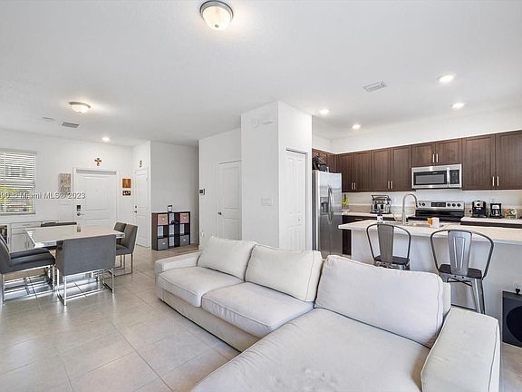 4th image of 2661 SE 13th St #2661