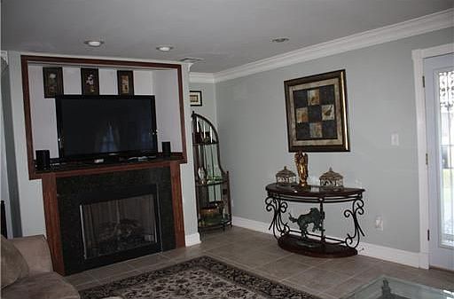 4th image of 809 Andrews Ave