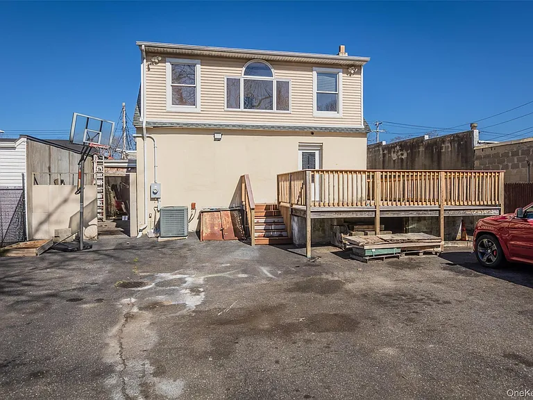 606 E Jericho Tpke — Photo 17