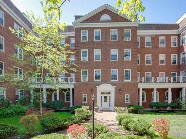 90 Knightsbridge Road #4D, Great Neck, NY 11021