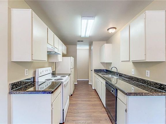 4th image of 701 Balcones Dr APT 41