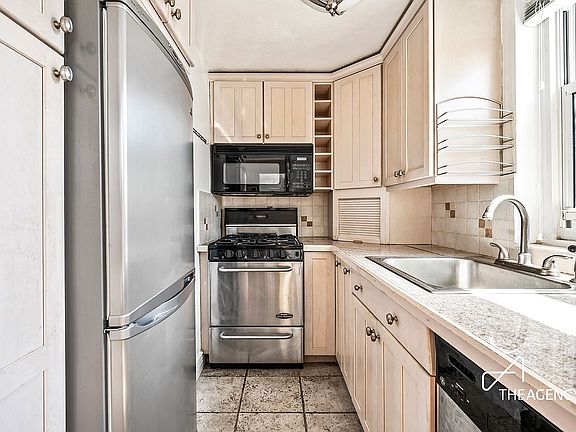 4th image of 200 E 84th St APT 11A