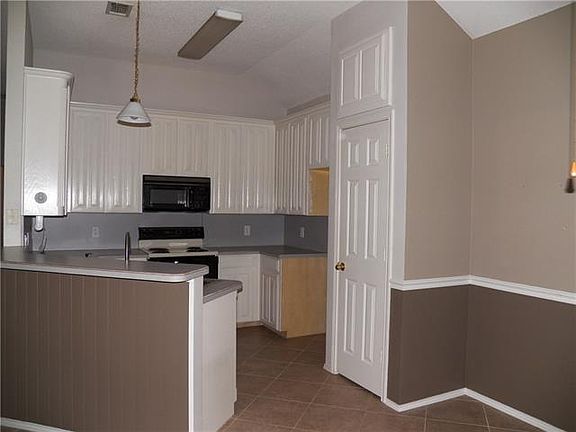 3rd image of 6725 Wooddale Dr