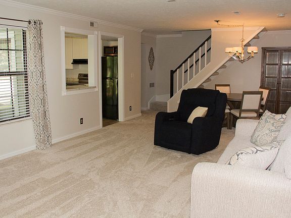 3rd image of 298 Saxony Dr