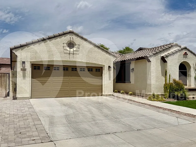 2906 E Russell St — Photo 2