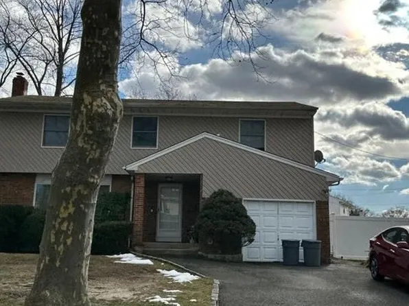8 Caxton St, Melville, NY 11747