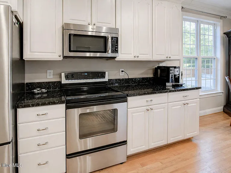305 Holly Ln — Photo 22