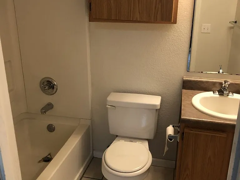 Country Club Apartments — Photo 7