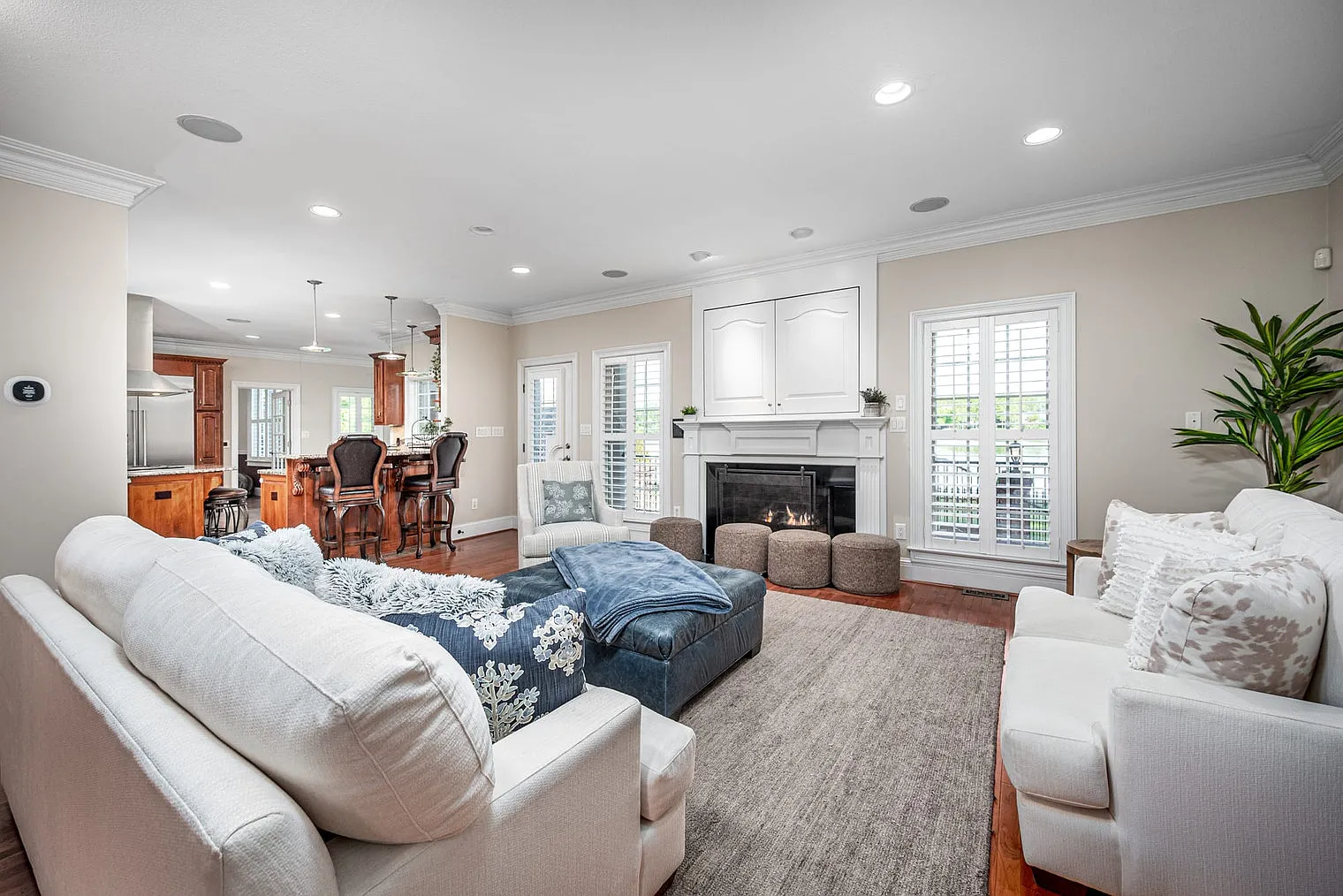 6 bed, 3.0 bath, 4004 sqft, $15,480 — Photo 1