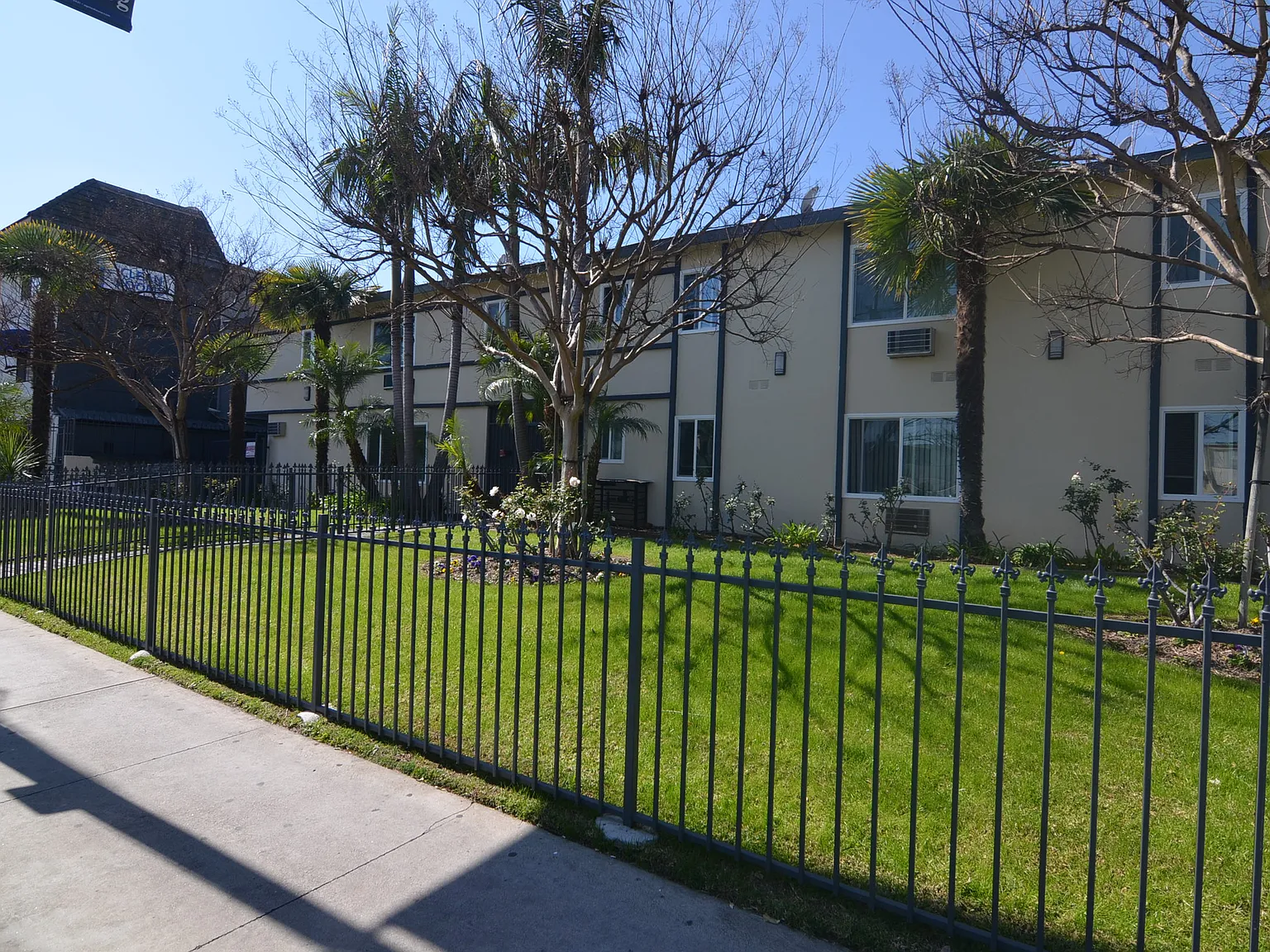 6919 Sepulveda — Photo 3