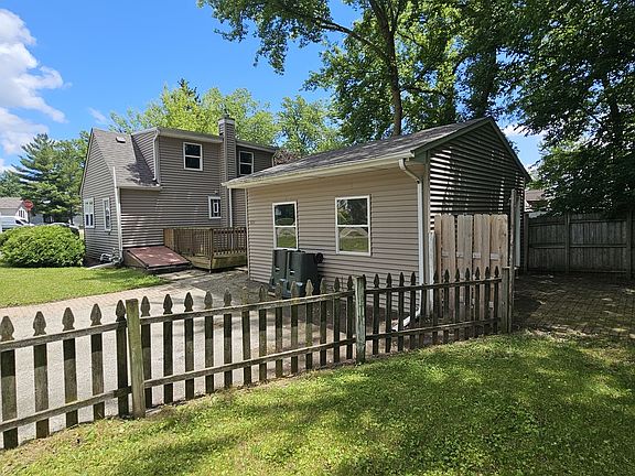 3rd image of 611 Golfview Dr
