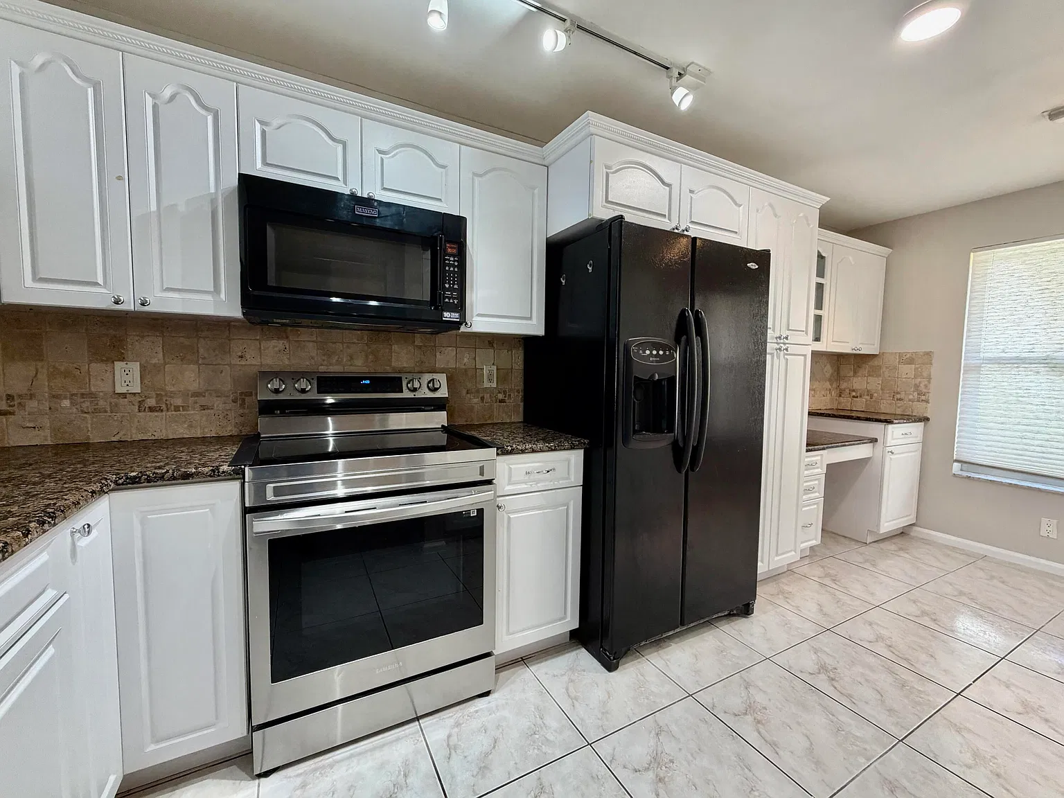 4 bed, 2.5 bath, 1554 sqft, $3,500 — Photo 2
