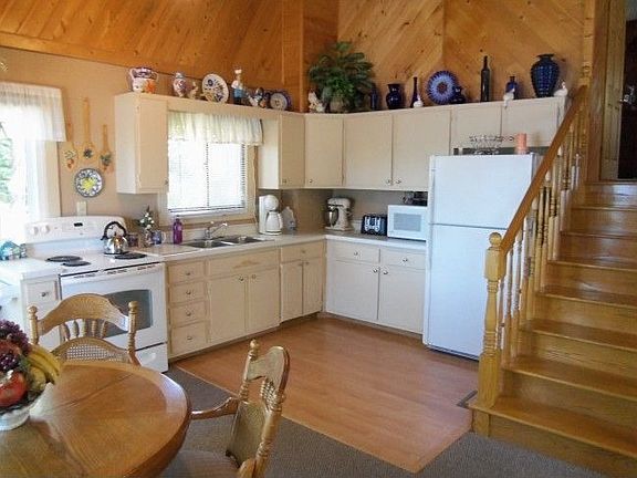 3rd image of 984 Falk Ct