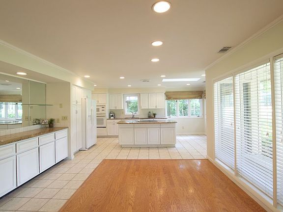 3rd image of 7 Niblick Ct