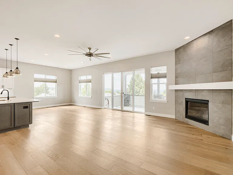 687 Easton Ct — Photo 4