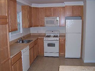 3rd image of 70 Dosoris Way
