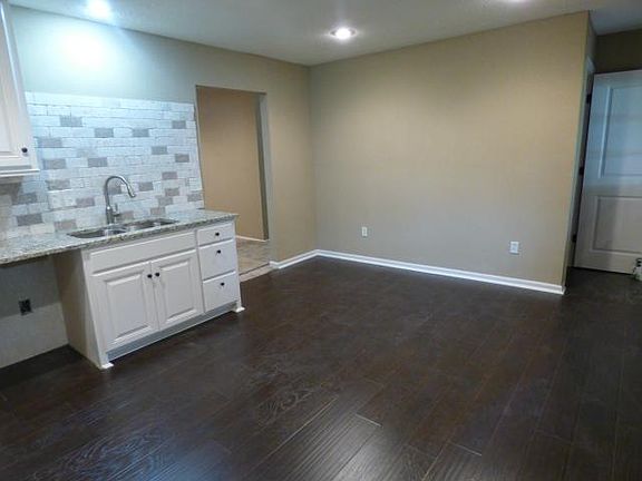 5th image of 324 Holiday Dr