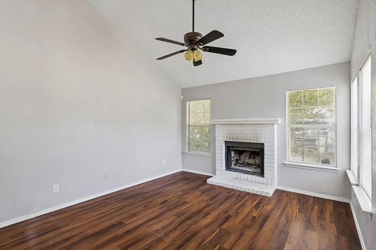 3 bed, 2.0 bath, 1609 sqft, $1,900 — Photo 2