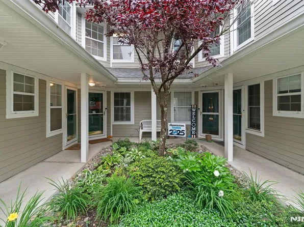 1006 Crown Ct, Mahwah, NJ 07430