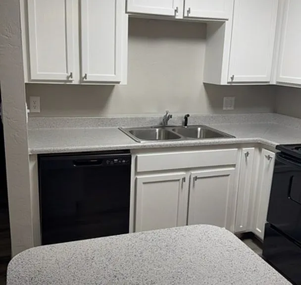 Waters Edge Apartments — Photo 44