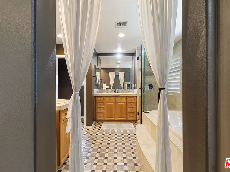 14321 Hortense St — Photo 24