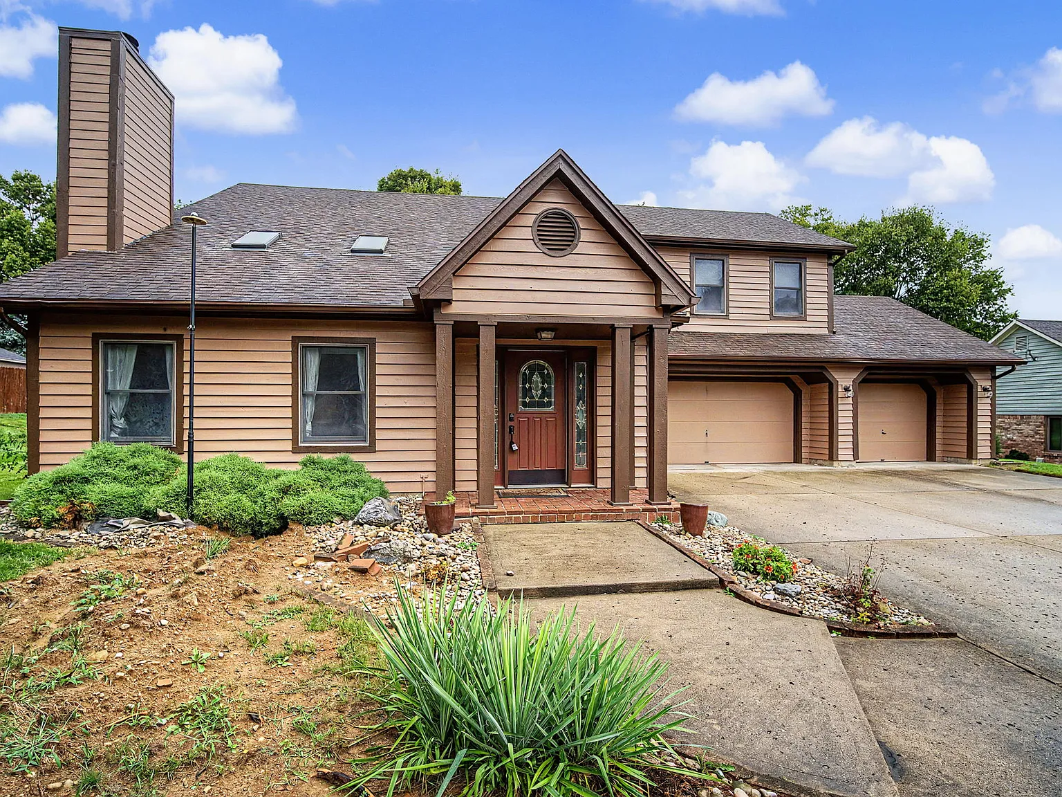 3 bed, 2.5 bath, 2400 sqft, $2,500 — Photo 1