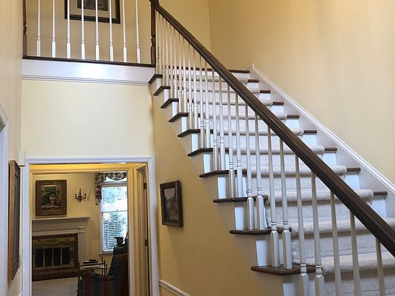 Foyer - 2 beds and bath up