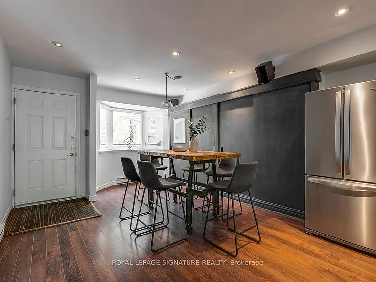 598 Wellington St W — Photo 3