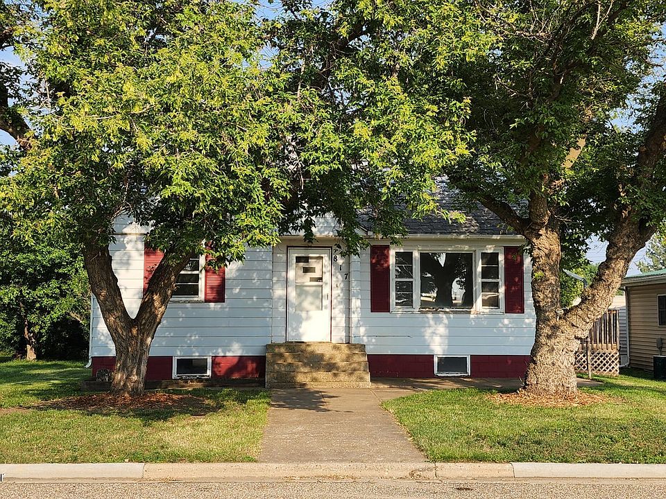 1st image of 817 3rd Ave E