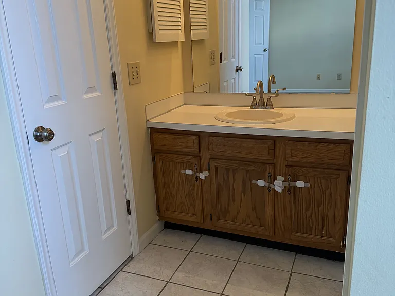 103 W Victoria Ct #F — Photo 10