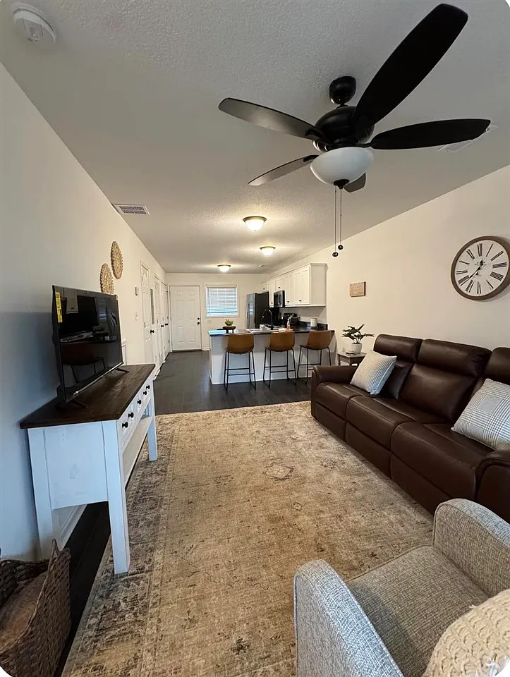 2 bed, 1000 sqft, $1,150 — Photo 2