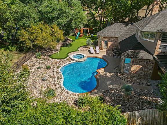 2nd image of 2304 Fairway Cir