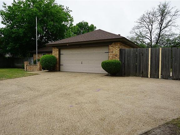 3rd image of 1010 Hyde Park Blvd