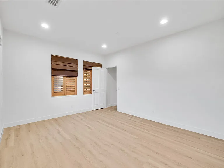 211 Lockford — Photo 10