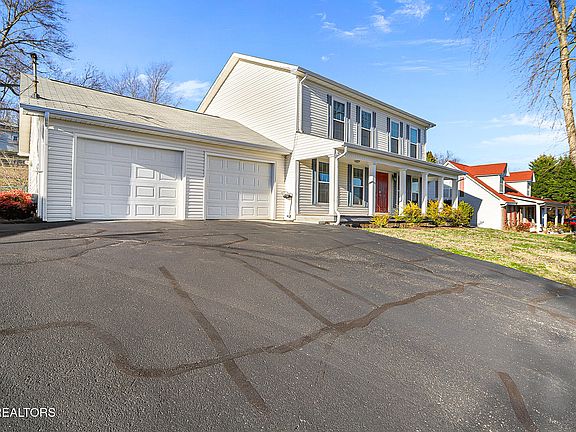 2nd image of 2680 Crooked Oak Dr