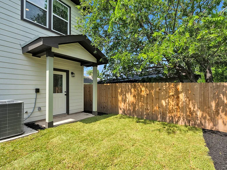 521 Dakota St — Photo 16
