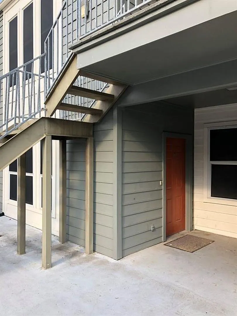 1 Bedroom in West Campus with Pool/Washer/Dryer, 2 parking spots — Photo 3
