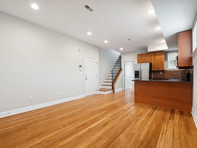 1633 Carpenter St — Photo 6