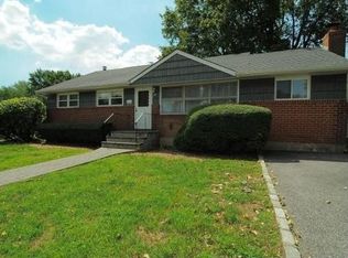 40 Lark Ct, Old Bethpage, NY 11804