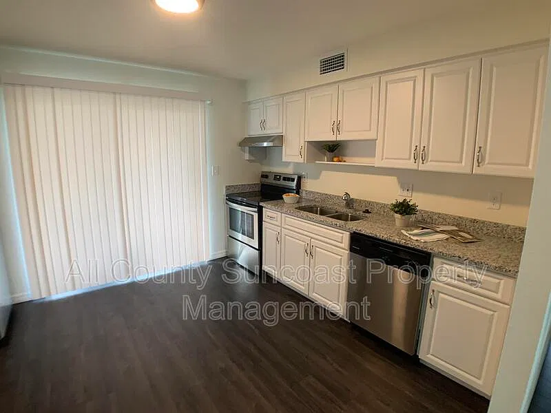2 bed, 1.0 bath, $1,295 — Photo 4