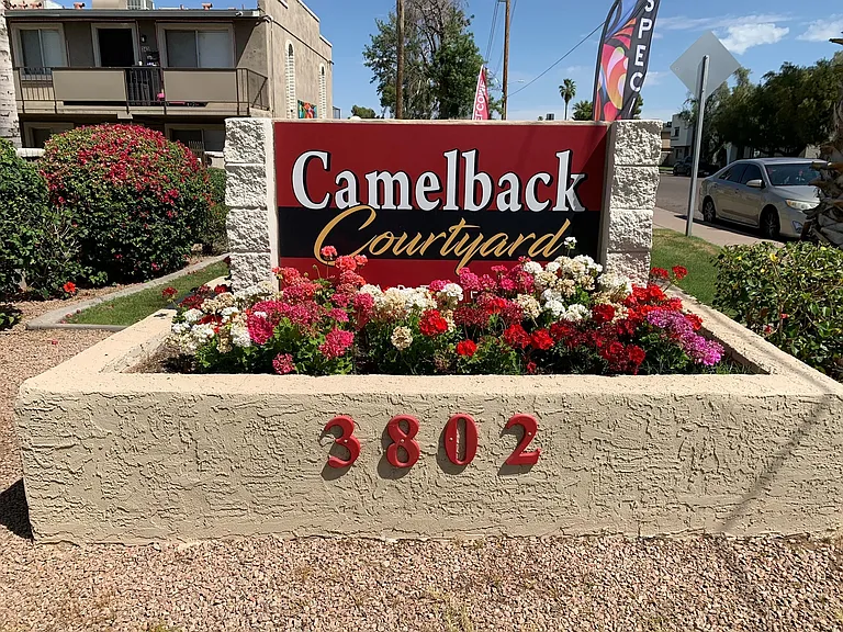 Camelback Courtyard — Photo 16