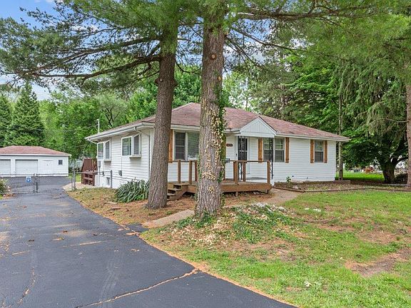 2nd image of 925 Lindsay Ln