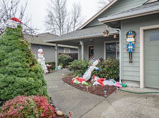 1672 SW Waterstone Dr, Grants Pass, OR 97527