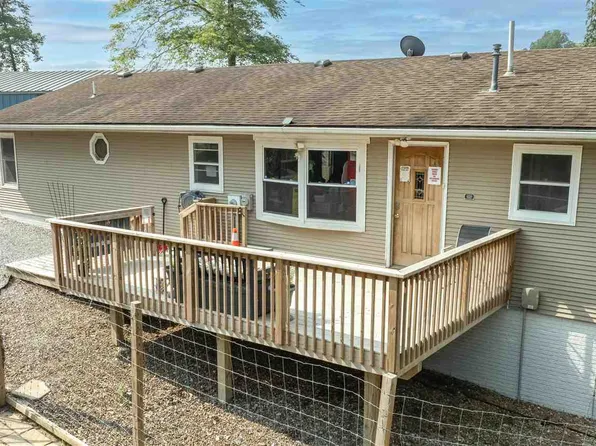 1045 Vine Ave, Riverside, IA 52327