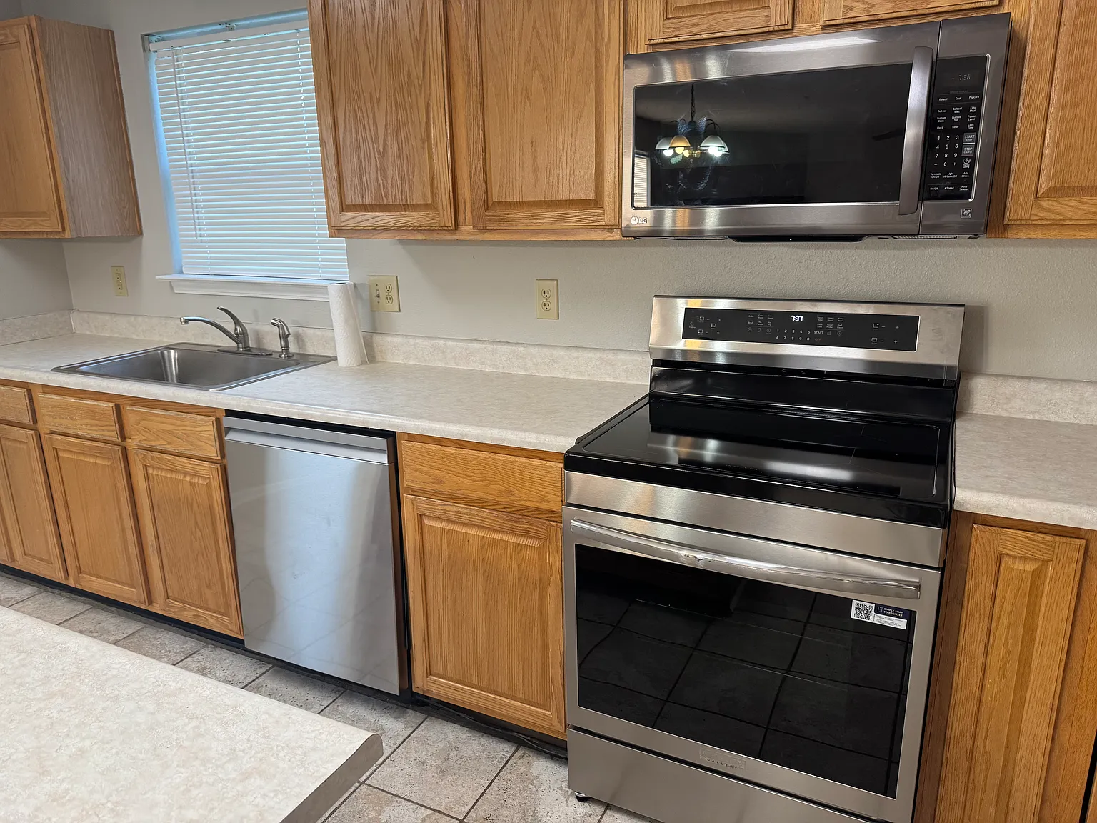 3 bed, 2.5 bath, 2369 sqft, $2,300 — Photo 2