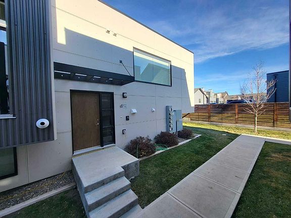 4th image of 902-35 Aquitania Cir W #902