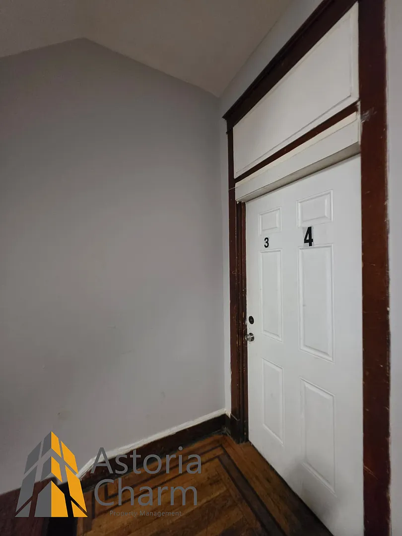 2206 Roslyn Ave - Unit 3 — Photo 3