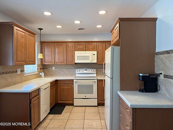 2nd image of 116B Buckingham Dr #B
