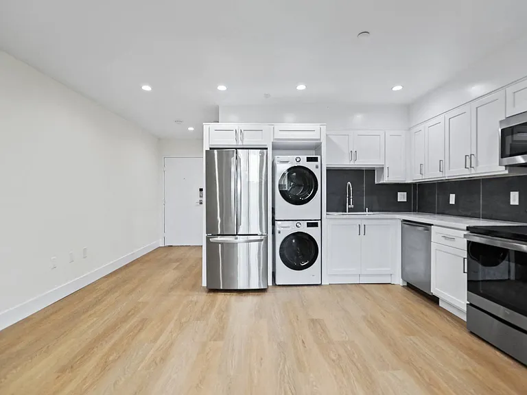 Open-Concept Kitchen with Energy-Efficient Appliances and In-Suite Washer & Dryer